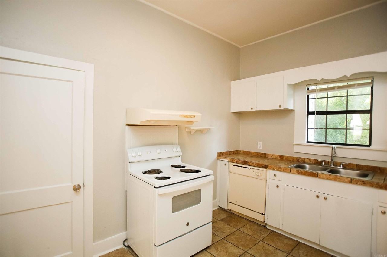 1414 W 11th St - Photo 7 of 20