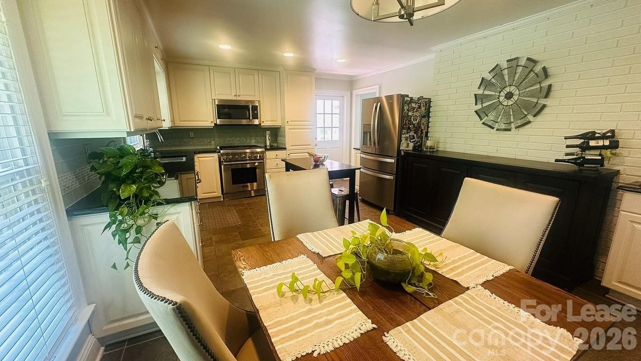 5320 Seacroft Rd - Photo 3 of 17