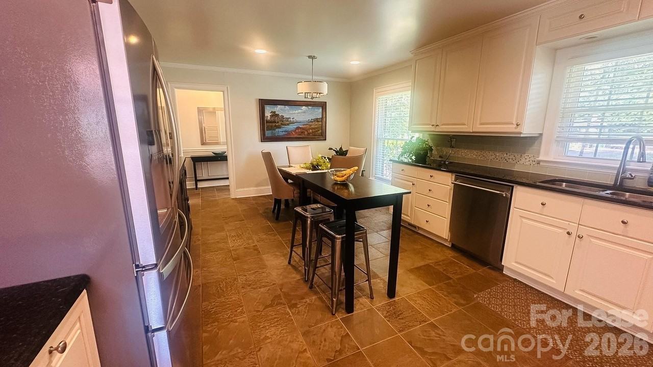 5320 Seacroft Rd - Photo 4 of 17