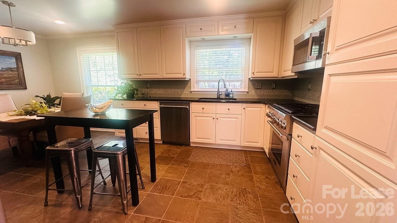 5320 Seacroft Rd - Photo 5 of 17