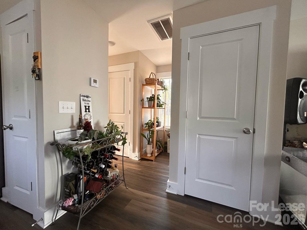606 E Carpenter St - Photo 5 of 8