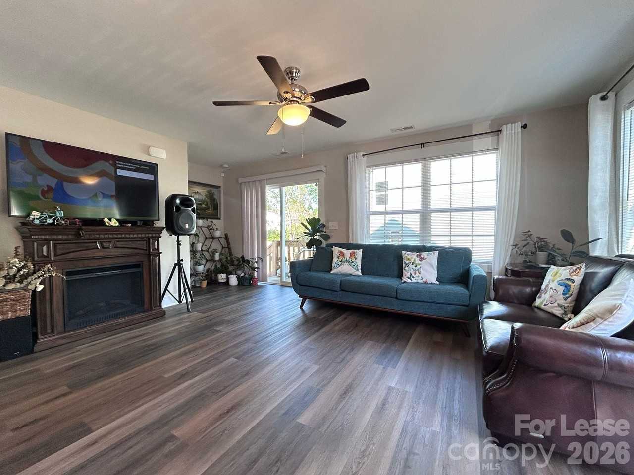 606 E Carpenter St - Photo 6 of 8