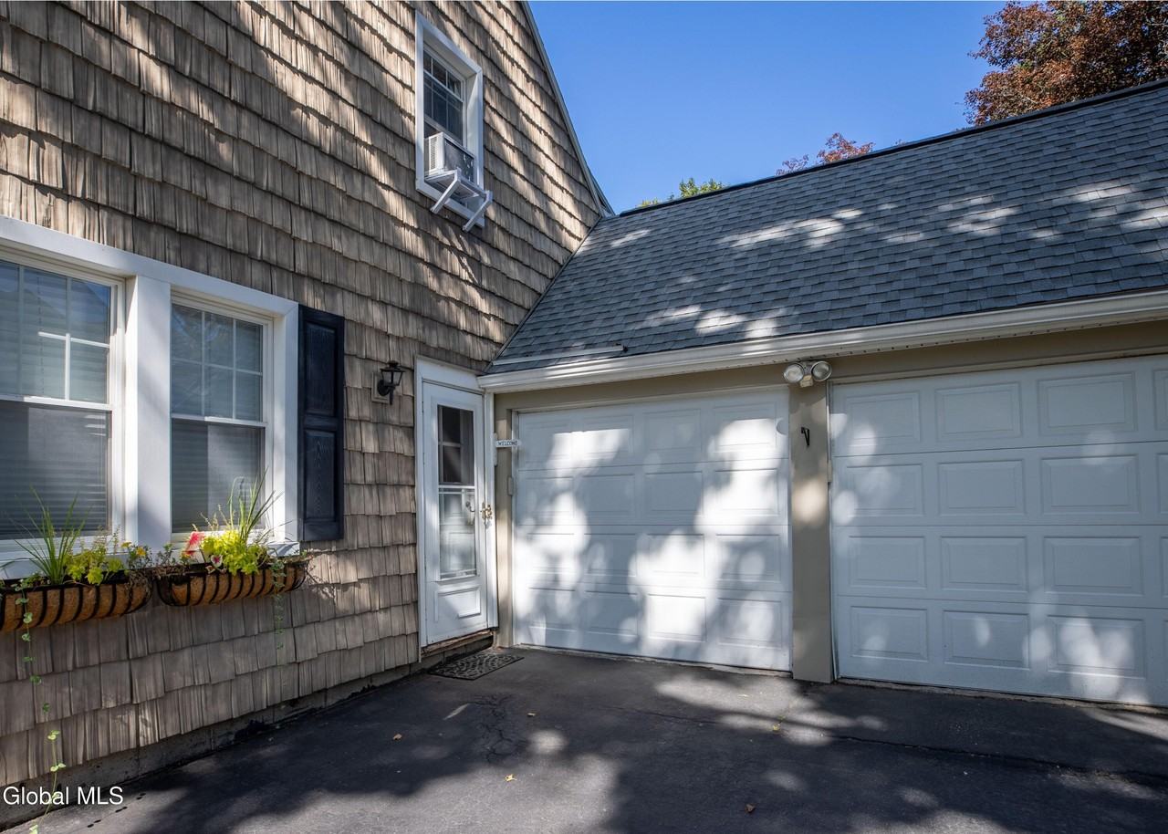 17 Nathaniel Blvd - Photo 2 of 20