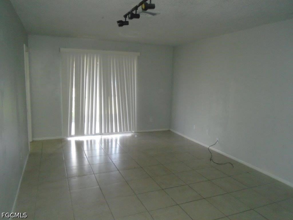 636 Se 13th Ct - Photo 2 of 8