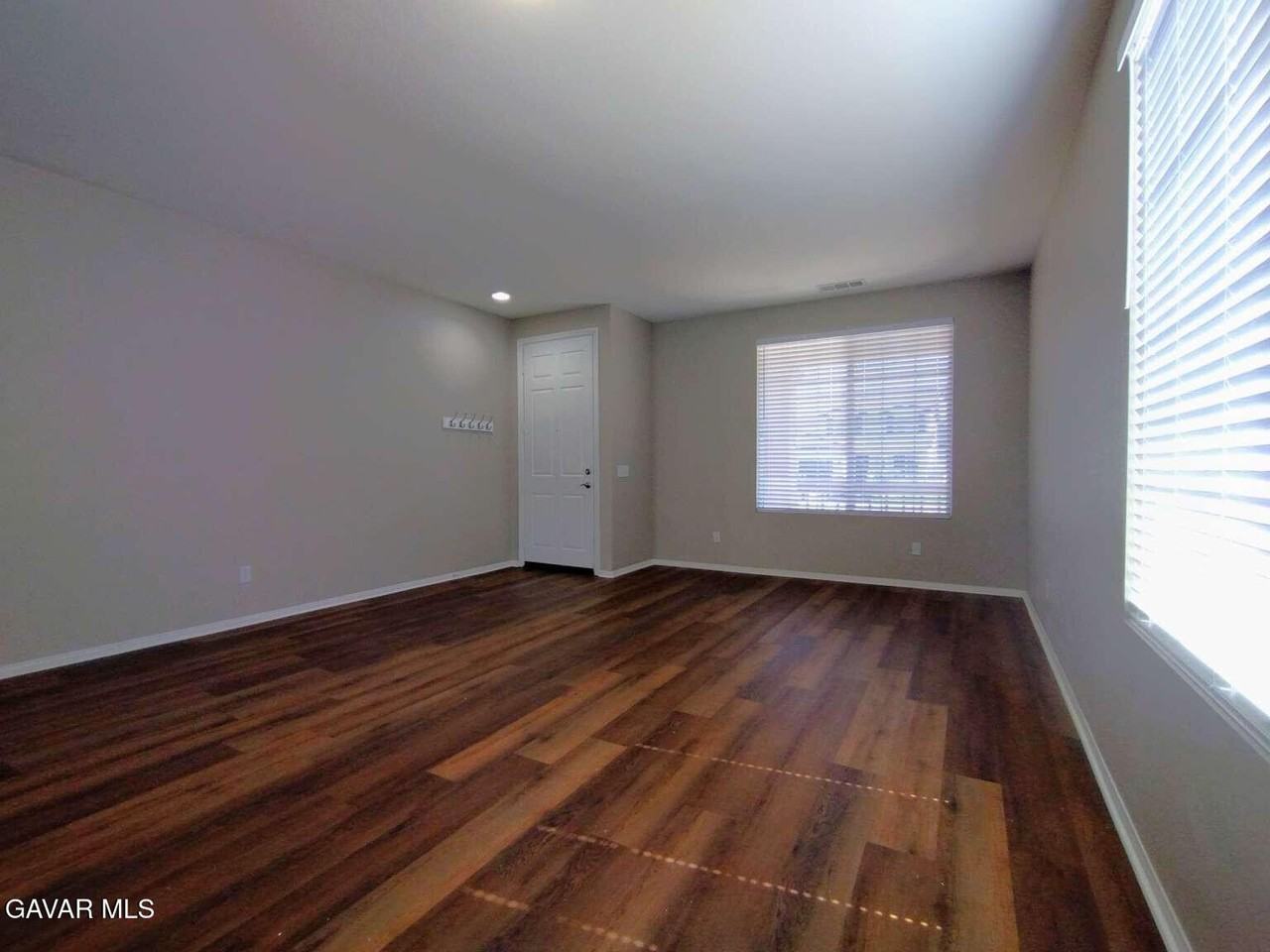 311 Bogie St - Photo 4 of 20