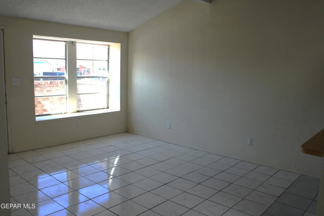 11435 Sundrop Ct #D - Photo 5 of 15