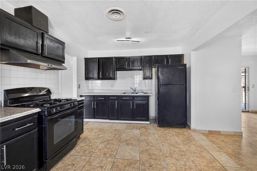 3421 Lillis Cir - Photo 2 of 24