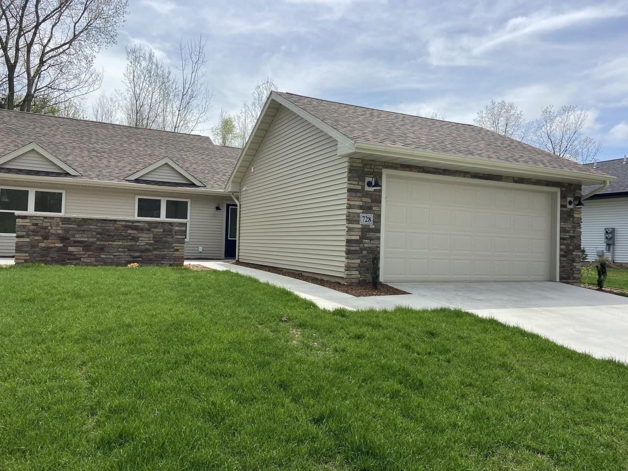 730 Violet Way - Photo 2 of 21