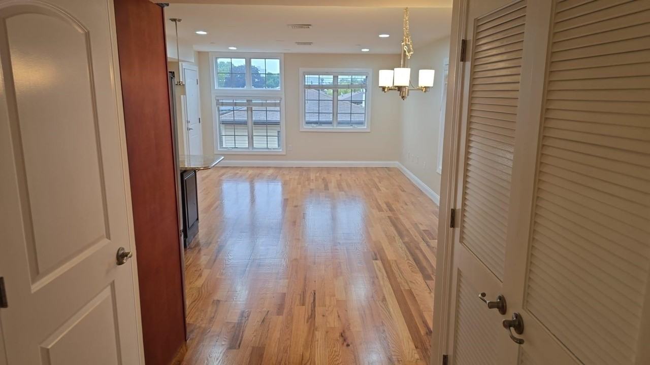 124 68th St #306 - Photo 3 of 11