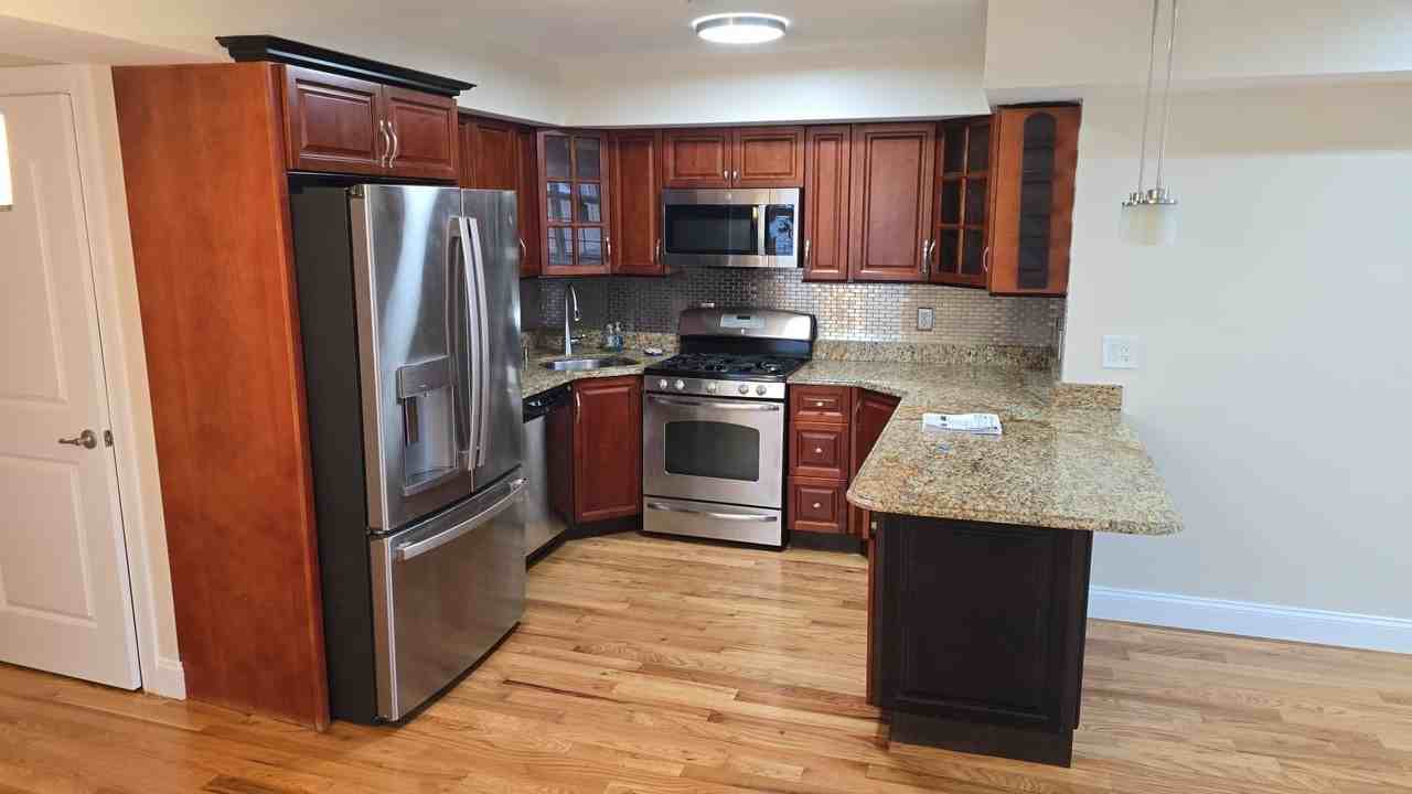 124 68th St #306 - Photo 4 of 11
