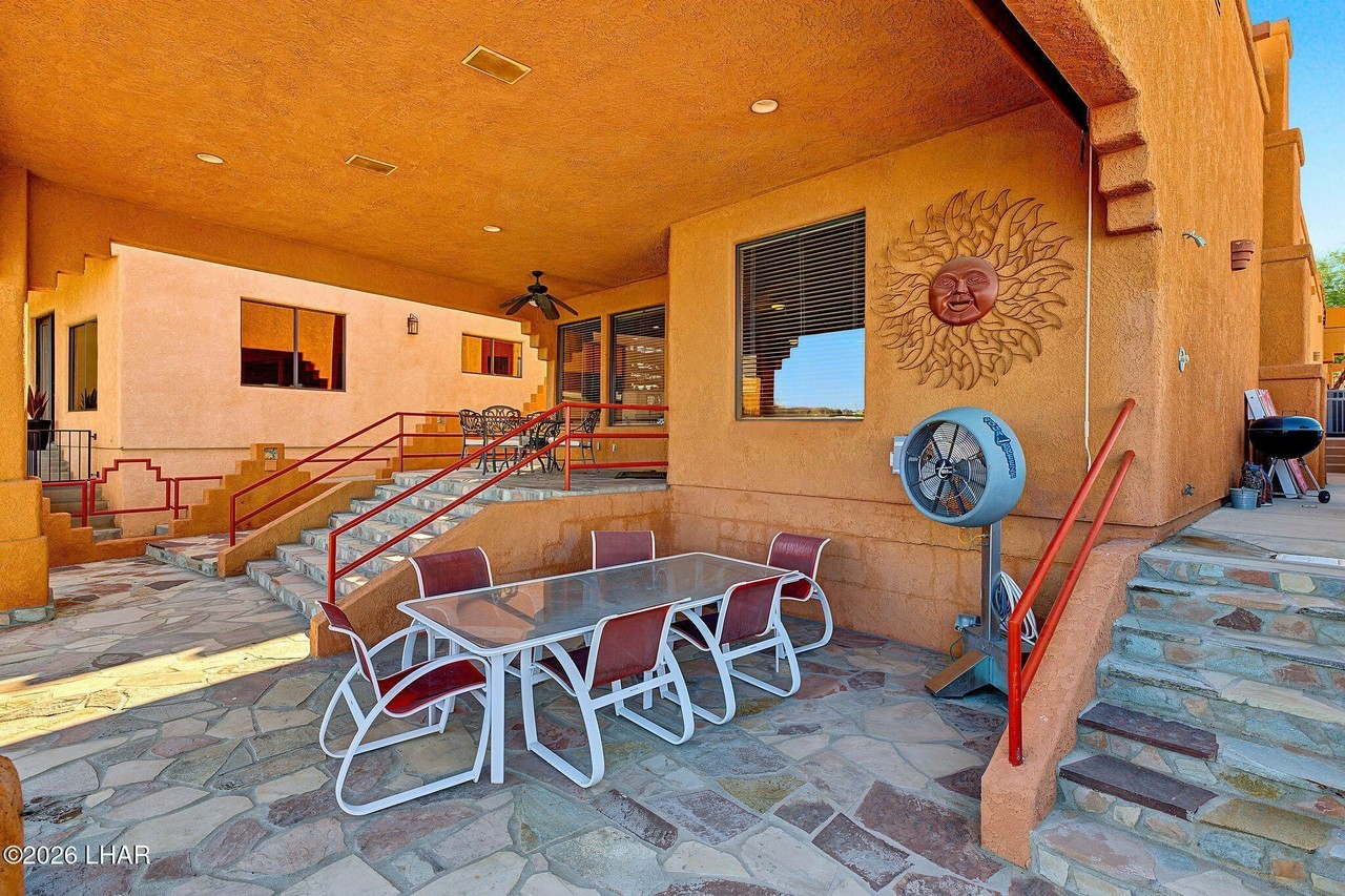 9060 Riverside Dr - Photo 4 of 34