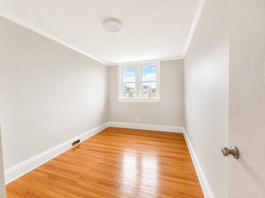 86 Balmoral Ave S - Photo 6 of 10