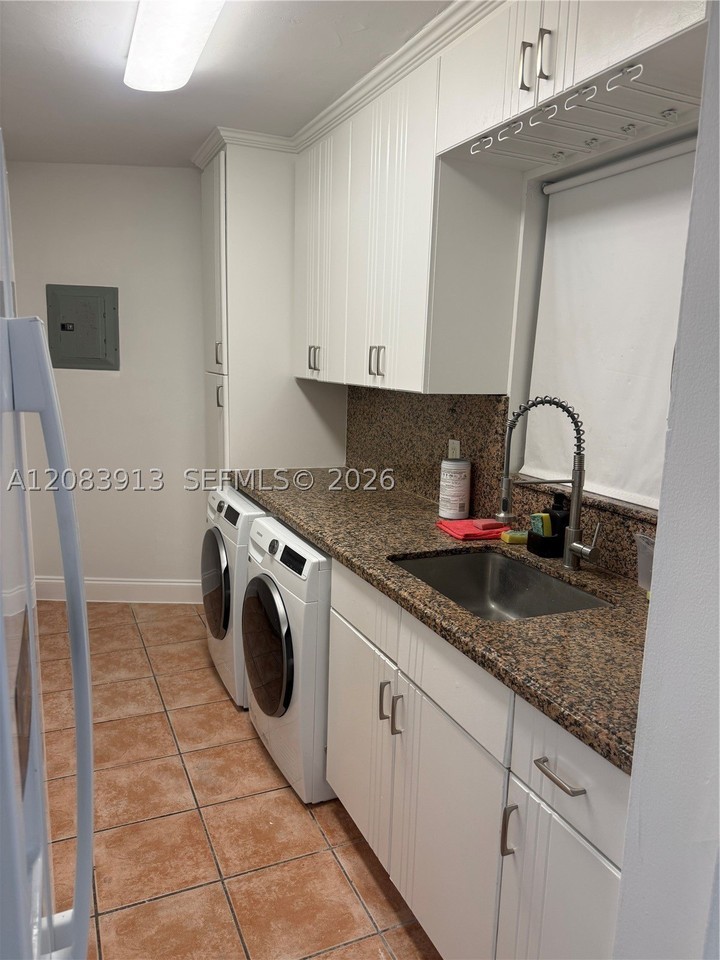 1881 Washington Ave #5B - Photo 5 of 18