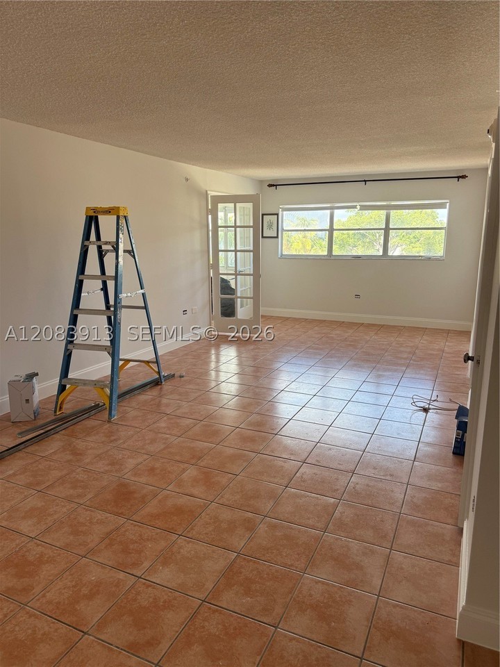 1881 Washington Ave #5B - Photo 7 of 18