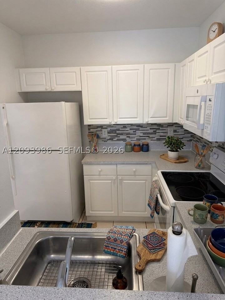 1300 Ne 109th St #303 - Photo 3 of 9