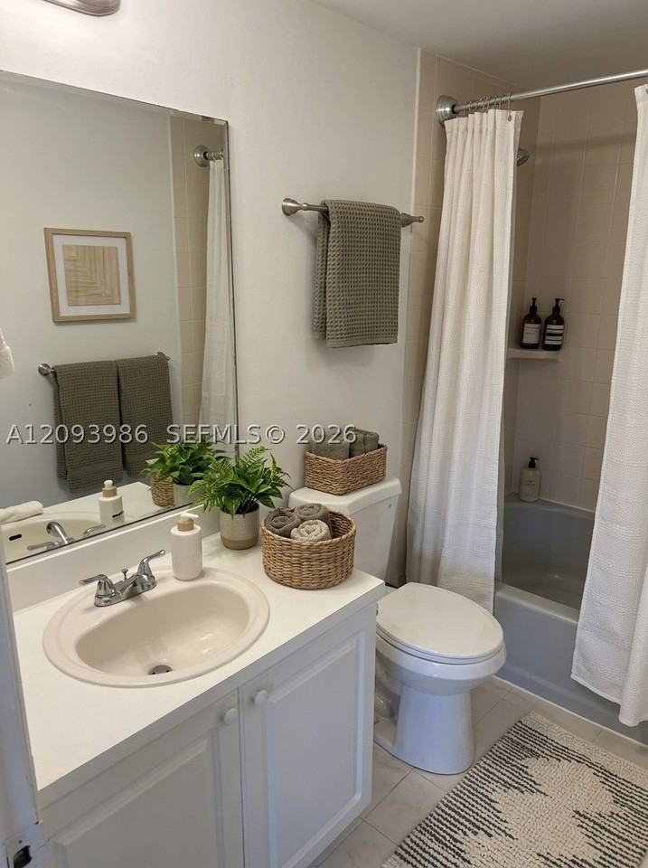 1300 Ne 109th St #303 - Photo 4 of 9