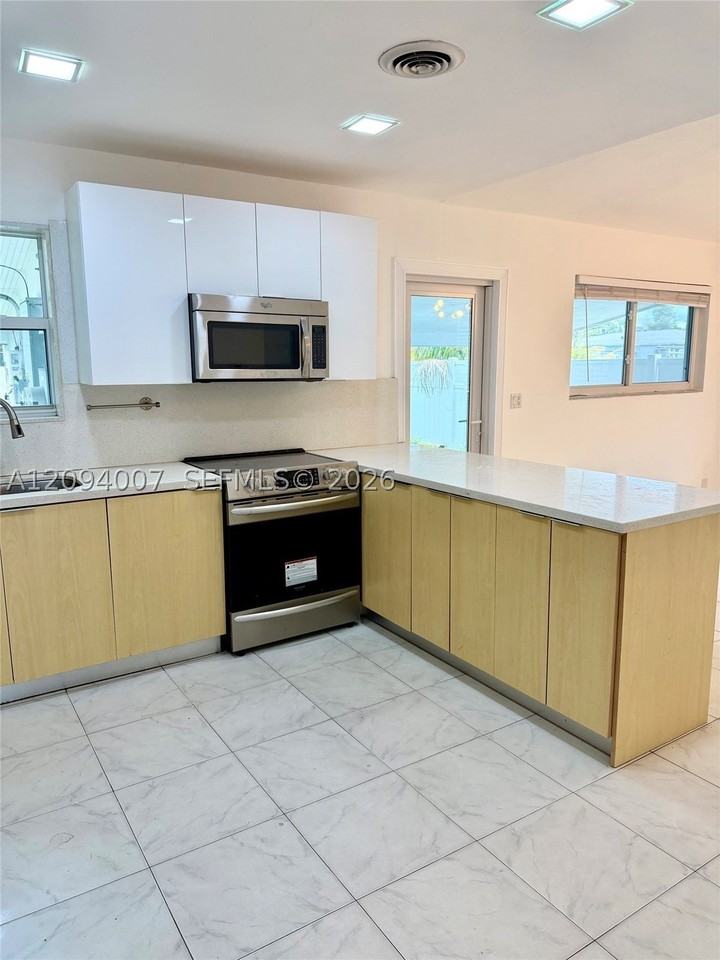 21140 Ne 26th Ave - Photo 3 of 13