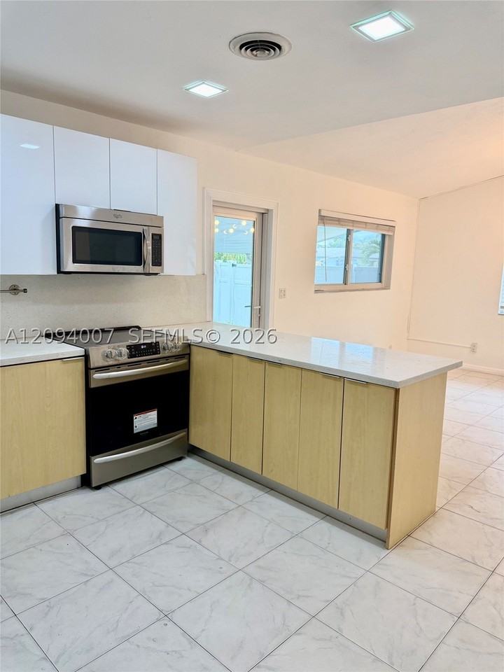 21140 Ne 26th Ave - Photo 4 of 13