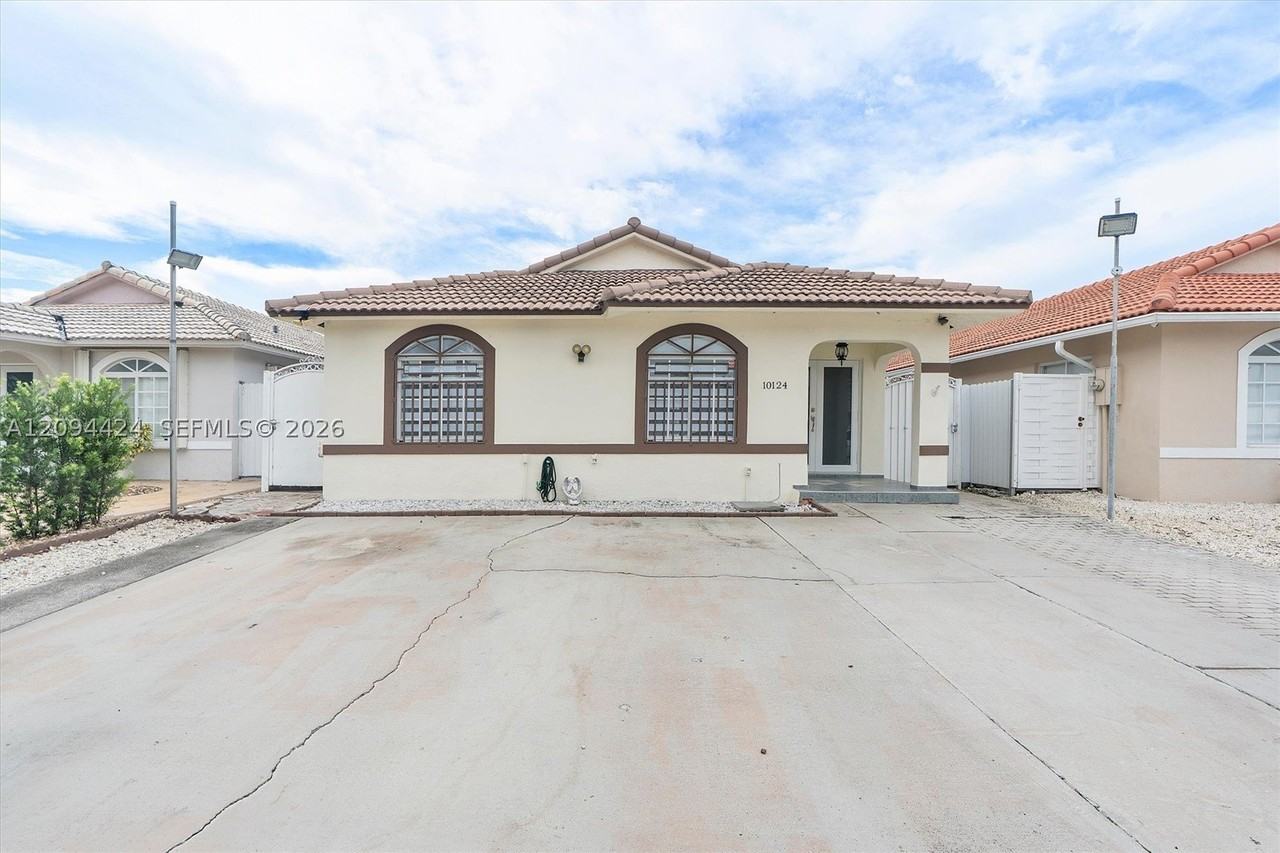 10124 Nw 127th Ter - Photo 2 of 33