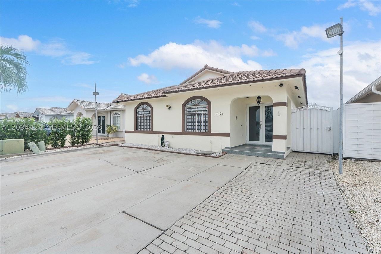 10124 Nw 127th Ter - Photo 3 of 33