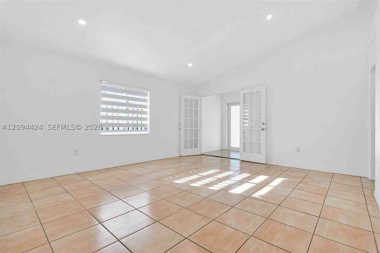 10124 Nw 127th Ter - Photo 4 of 33