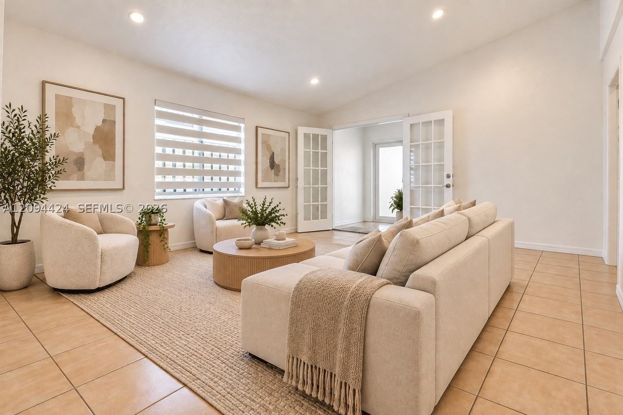 10124 Nw 127th Ter - Photo 5 of 33