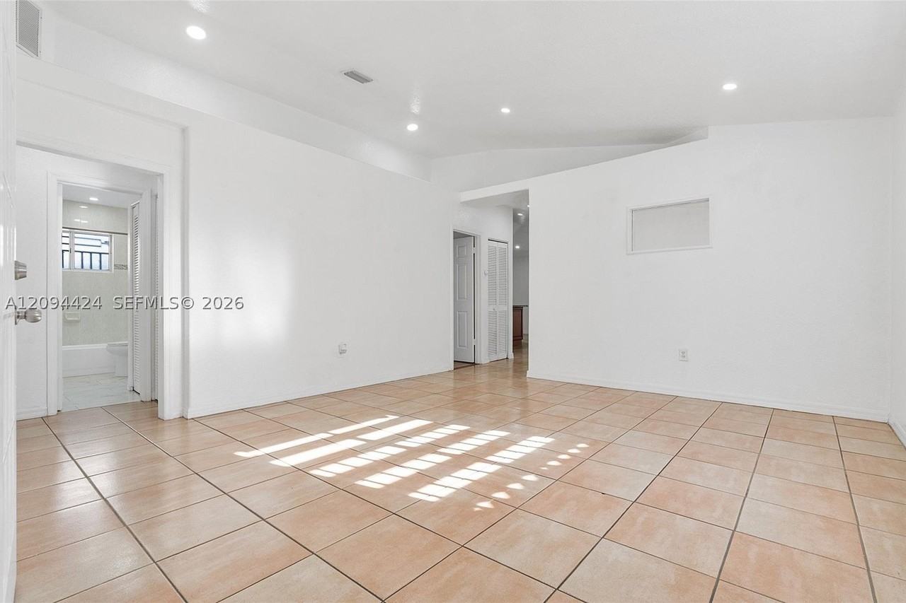 10124 Nw 127th Ter - Photo 6 of 33
