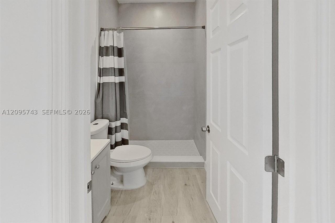 4237 Sw 7th St - Photo 7 of 19