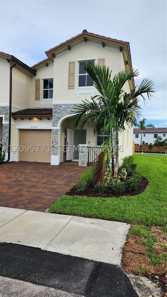 2518 Se 25th Dr #2518 - Photo 3 of 32
