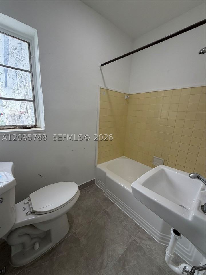 558 Sw 7th St #8 - Photo 5 of 7