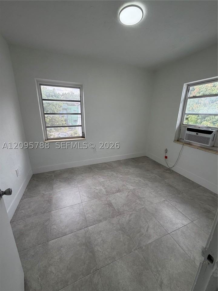 558 Sw 7th St #8 - Photo 6 of 7