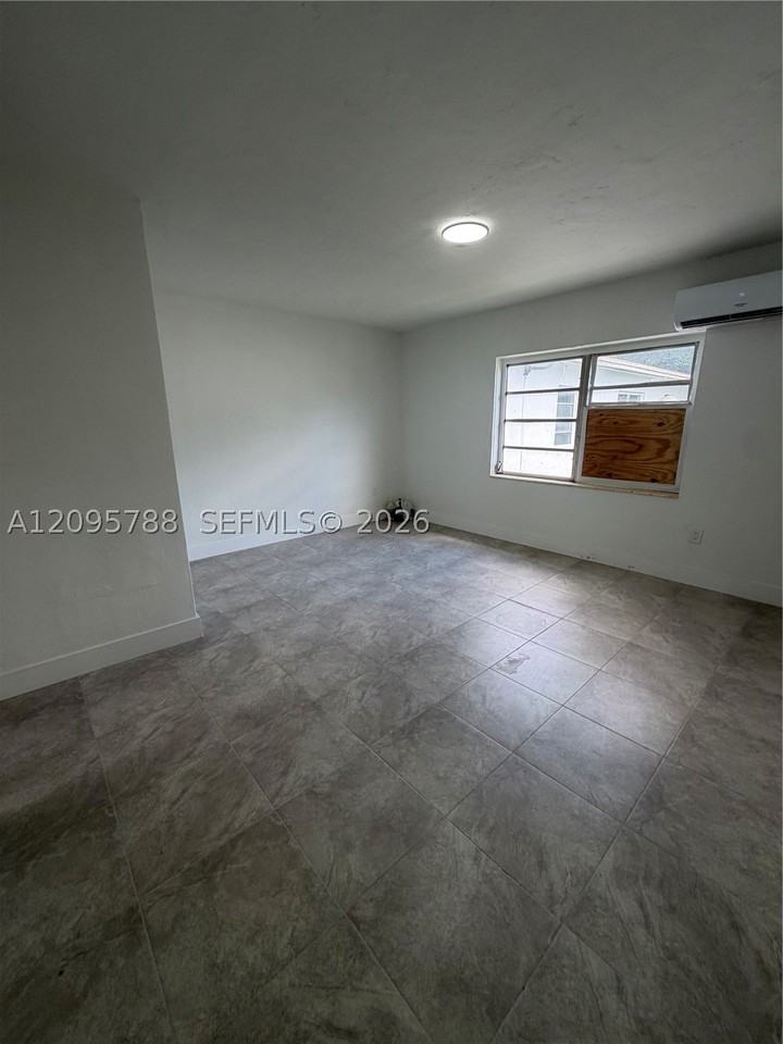 558 Sw 7th St #8 - Photo 7 of 7