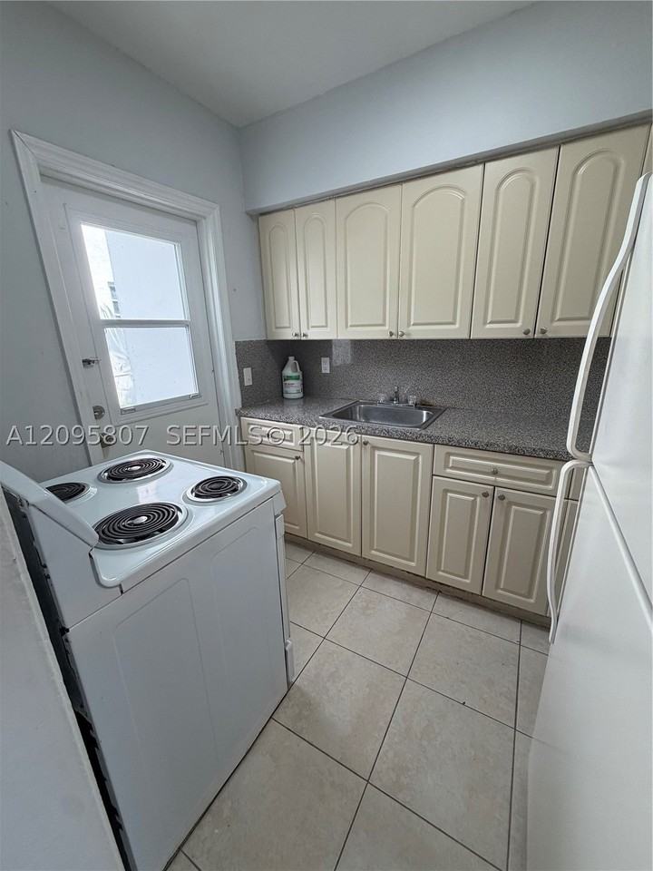561 Sw 7th St #1 - Photo 3 of 7