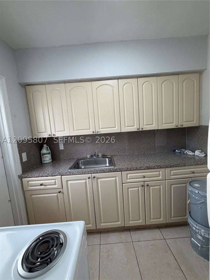 561 Sw 7th St #1 - Photo 4 of 7