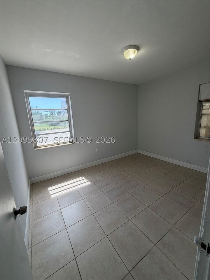 561 Sw 7th St #1 - Photo 5 of 7