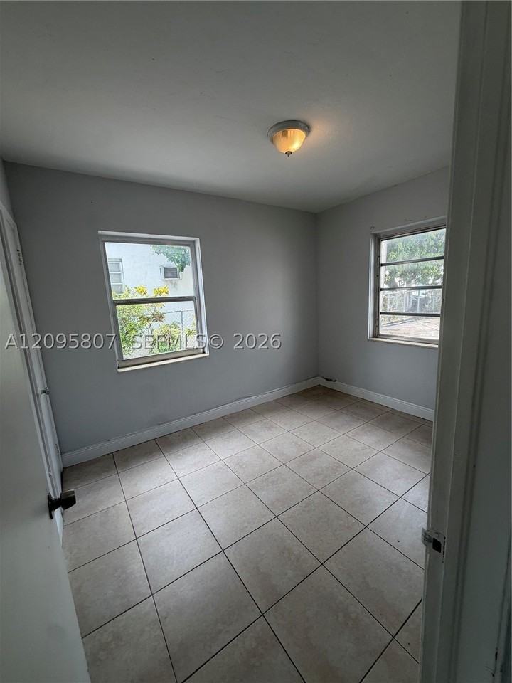 561 Sw 7th St #1 - Photo 6 of 7