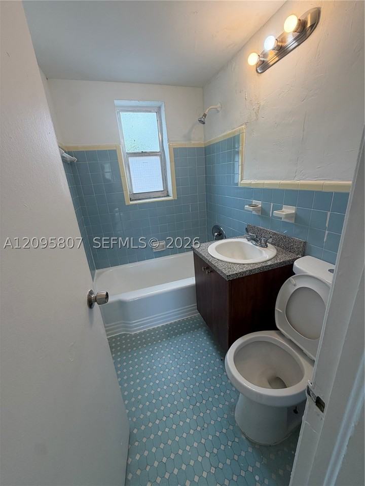 561 Sw 7th St #1 - Photo 7 of 7
