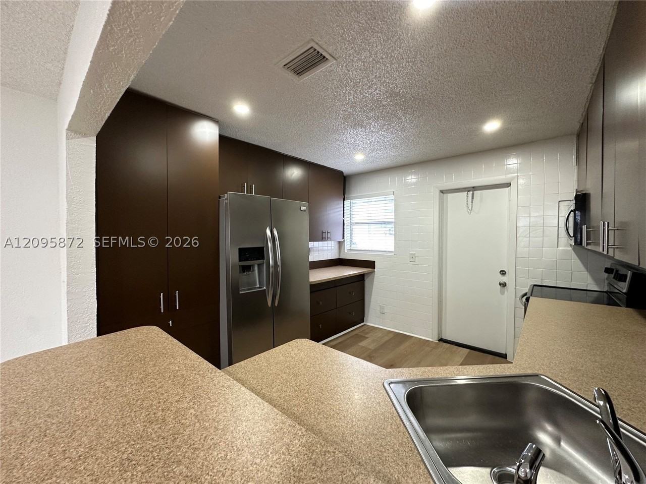 124 Nw 2nd Ave #A - Photo 3 of 30