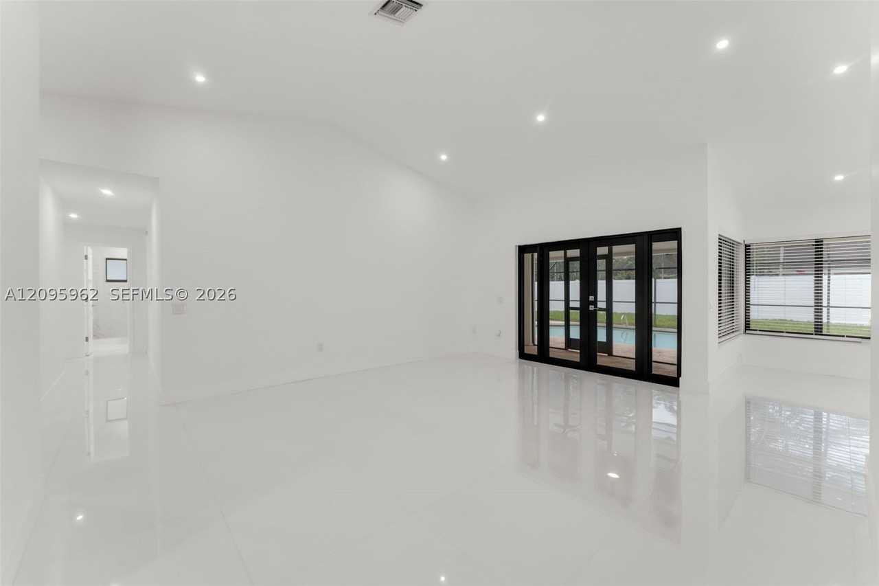 10480 Sw 130th Ave - Photo 4 of 22