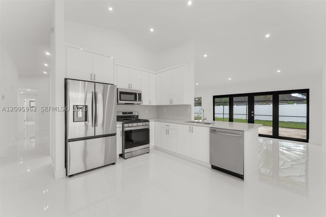 10480 Sw 130th Ave - Photo 7 of 22