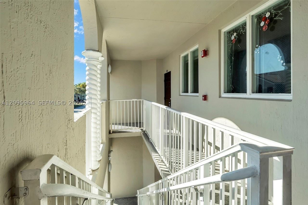1543 Se 25th St #204 - Photo 2 of 42