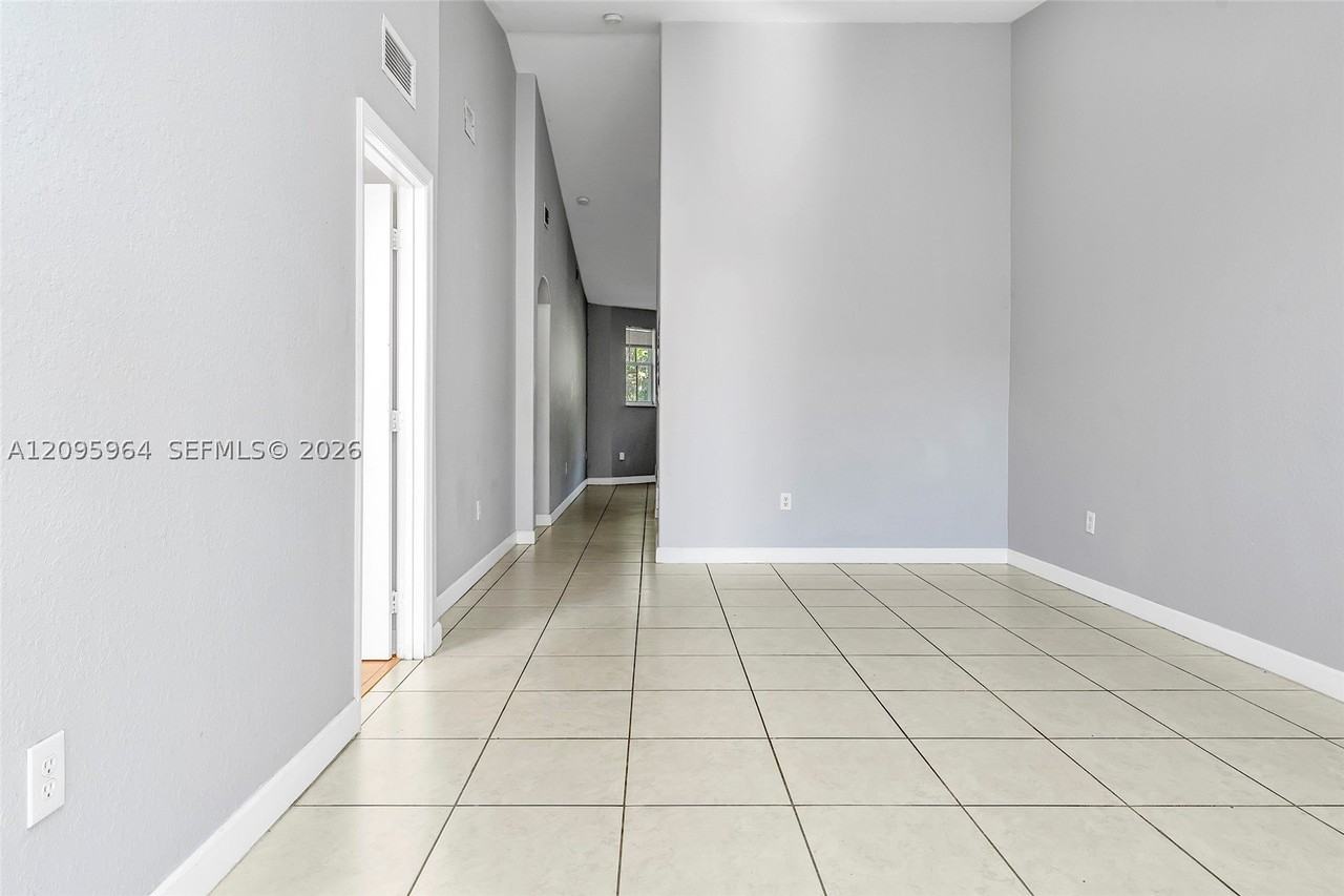 1543 Se 25th St #204 - Photo 3 of 42