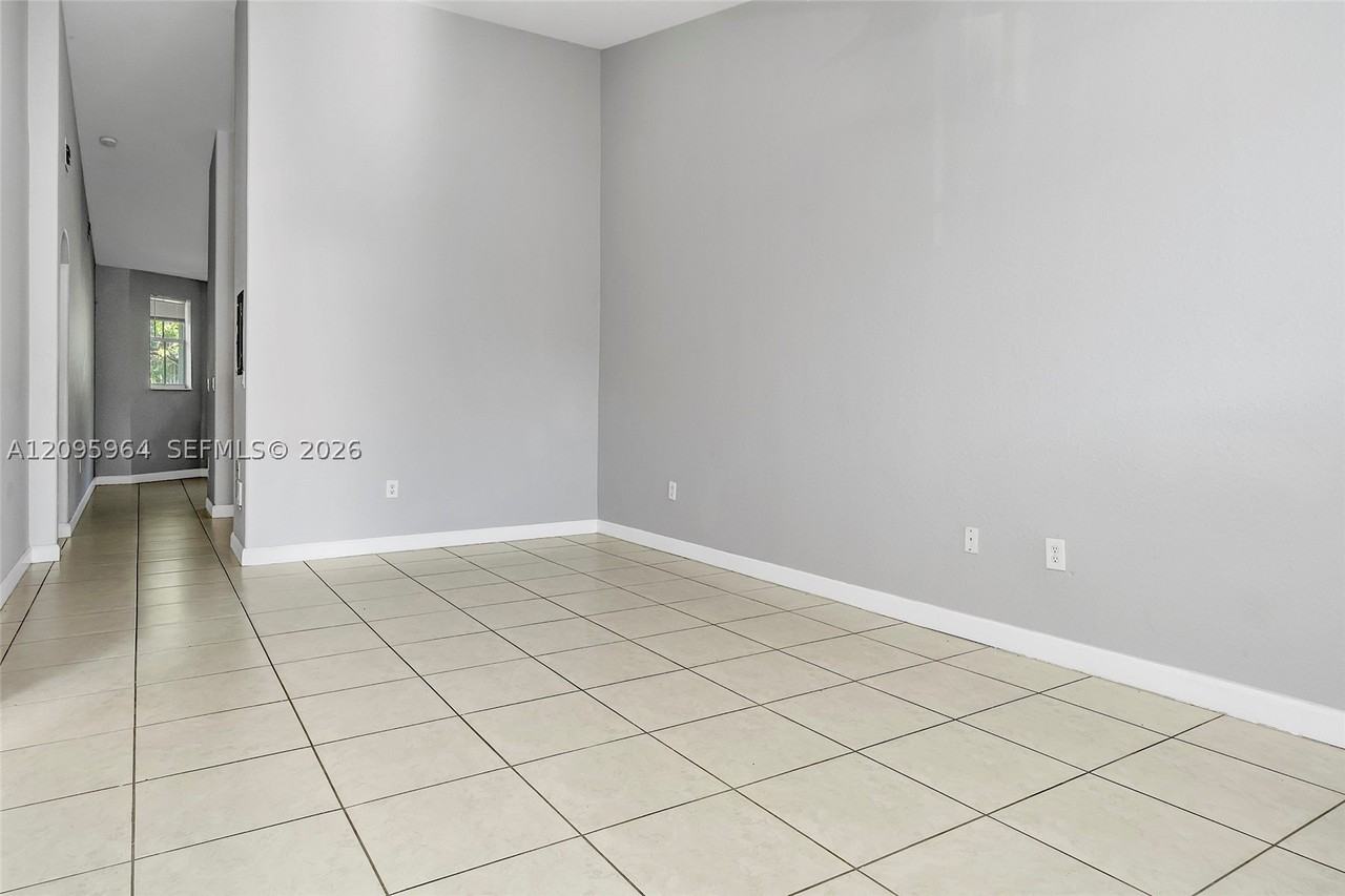 1543 Se 25th St #204 - Photo 4 of 42