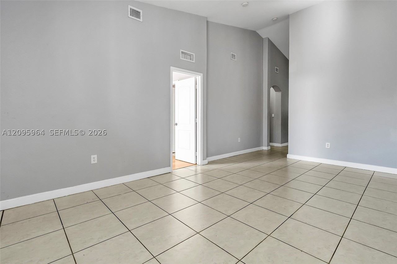 1543 Se 25th St #204 - Photo 5 of 42