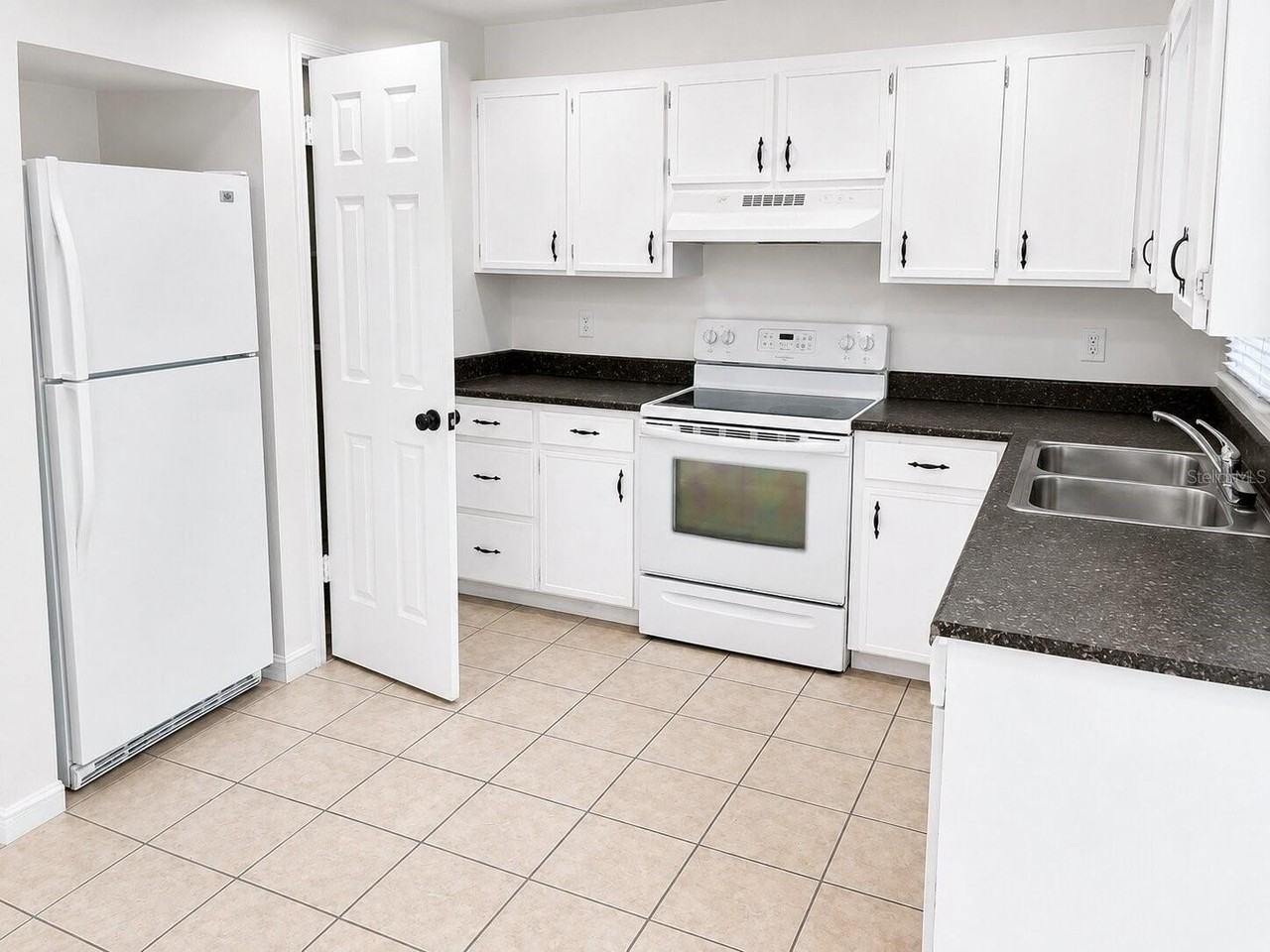 1406 Crystal Ct #B - Photo 2 of 4