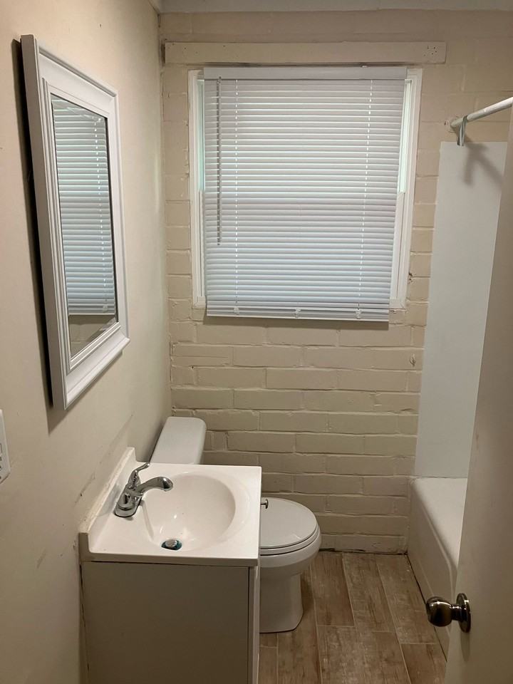 521 Hall St #B - Photo 7 of 35