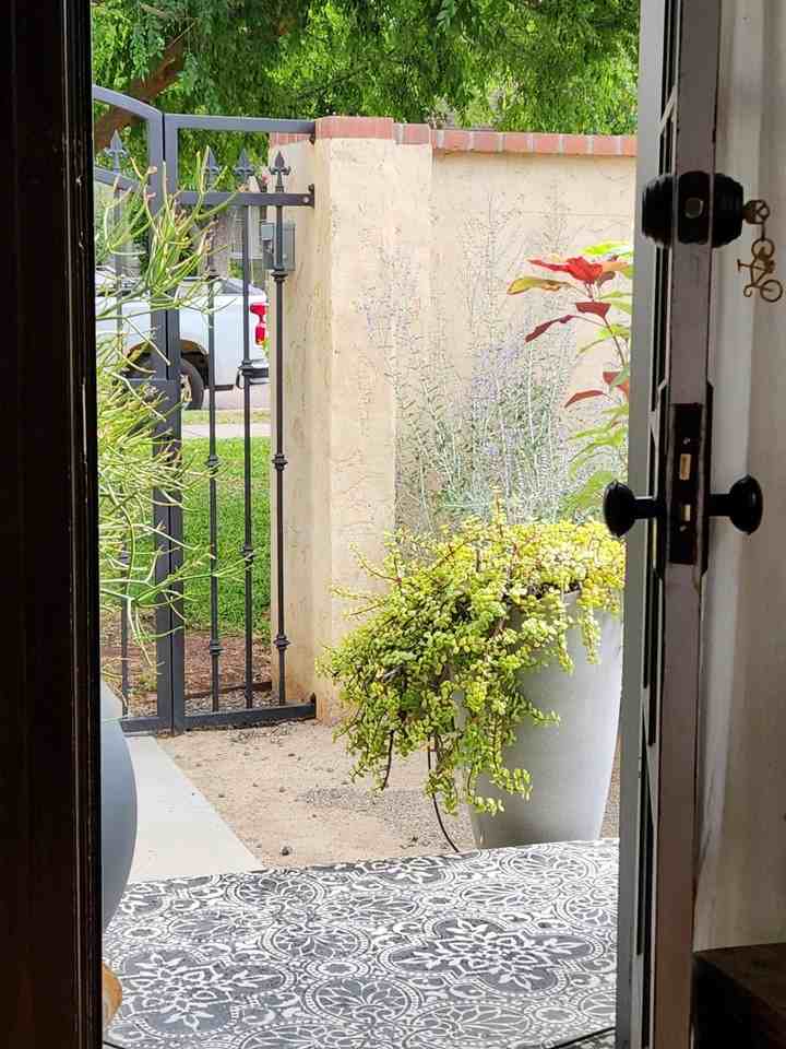 521 W Cypress St - Photo 4 of 25