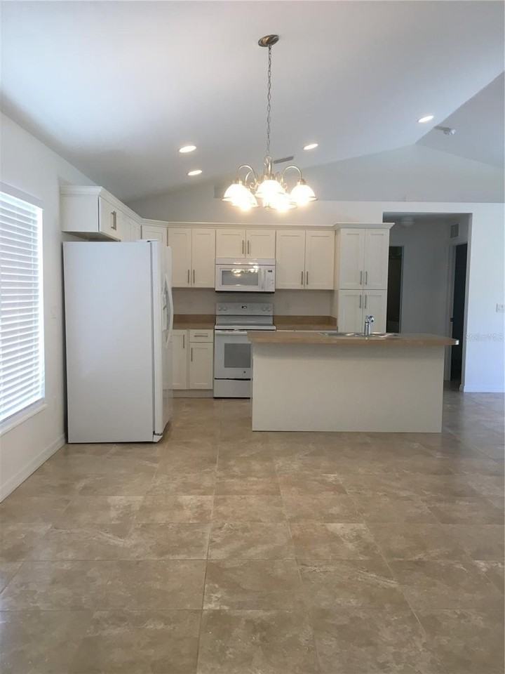 1425 5th Ave - Photo 2 of 13