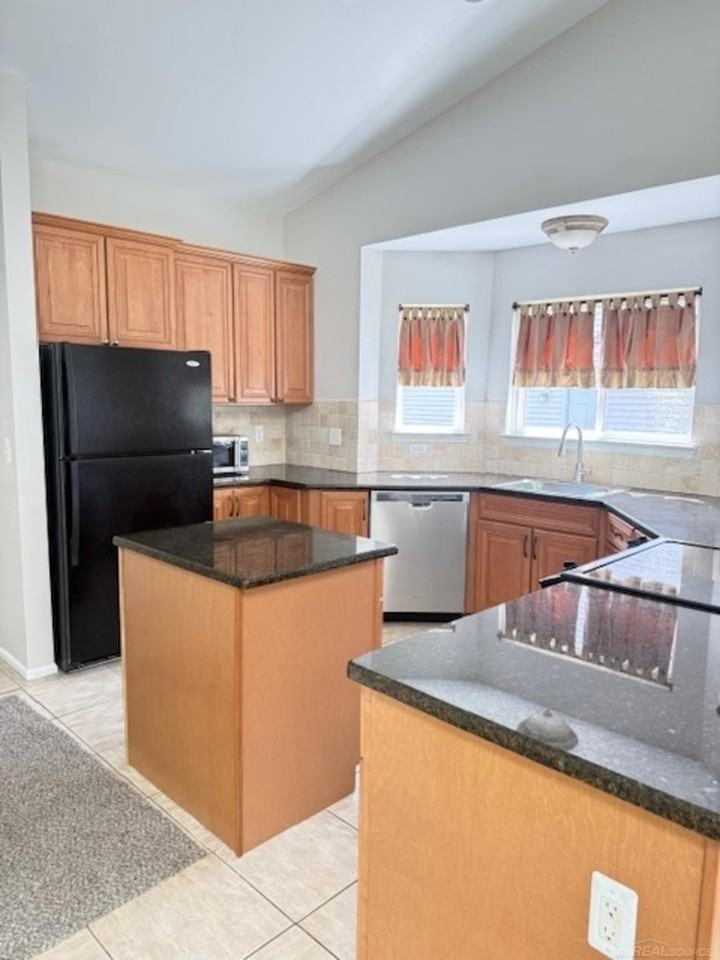 54729 Darby St - Photo 4 of 5