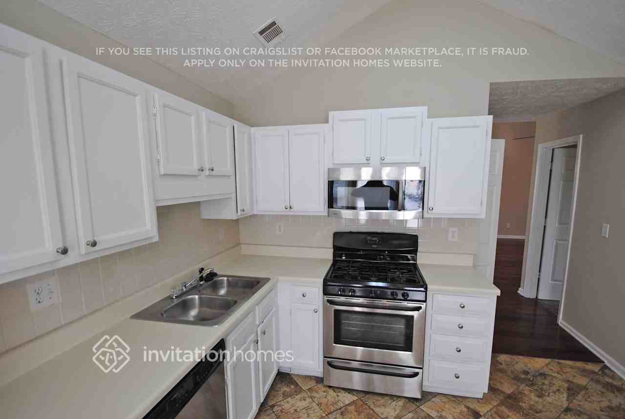 1009 Boardwalk Dr - Photo 3 of 9